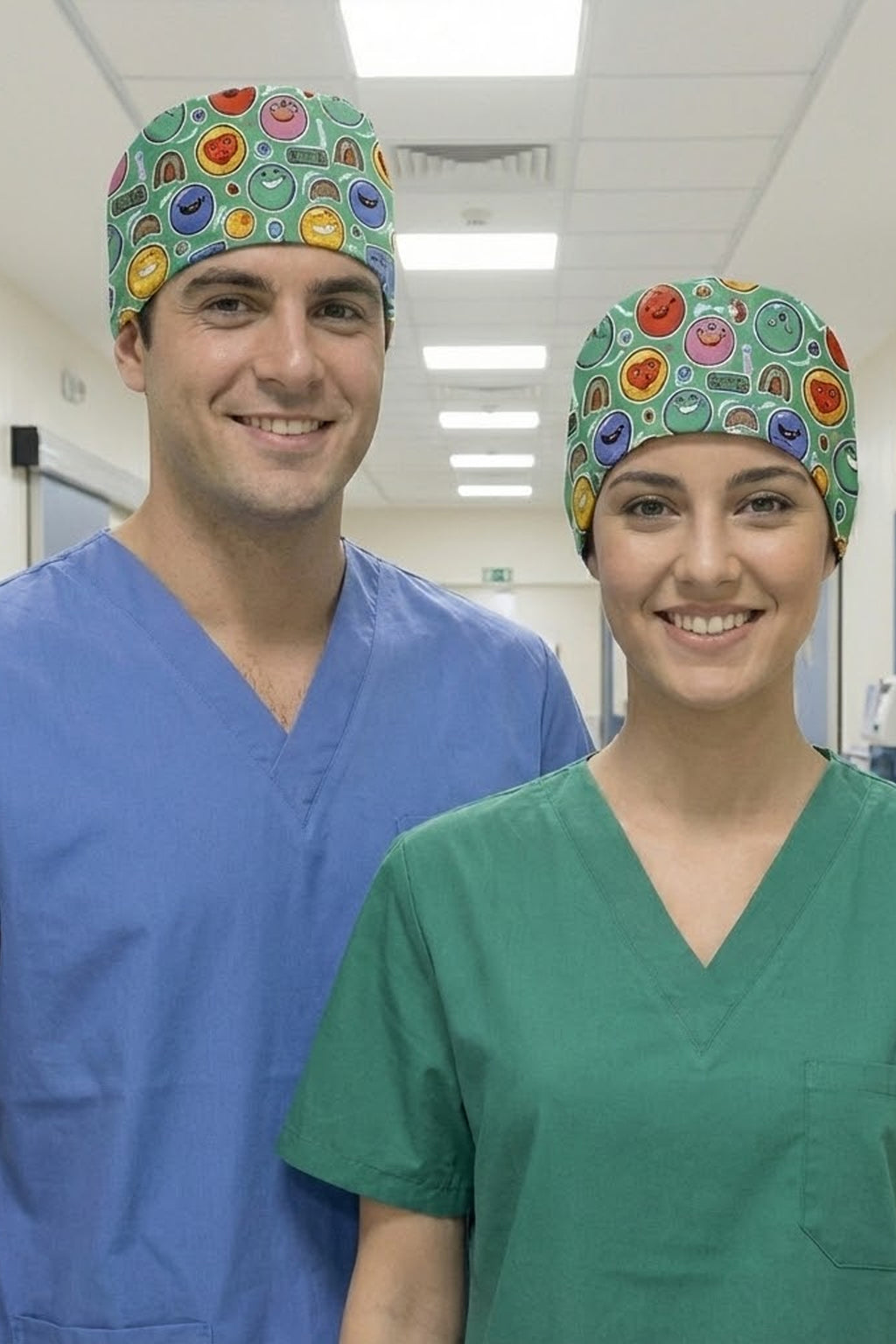 Renkli Gülücükler Desenli Cerrahi Bone Unisex – Likralı Doktor Hemşire Bonesi - Renkli Gülücükler